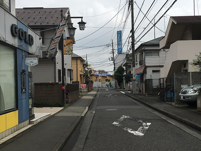 ④だんだんと「西武信用金庫」の看板が見えてきます。