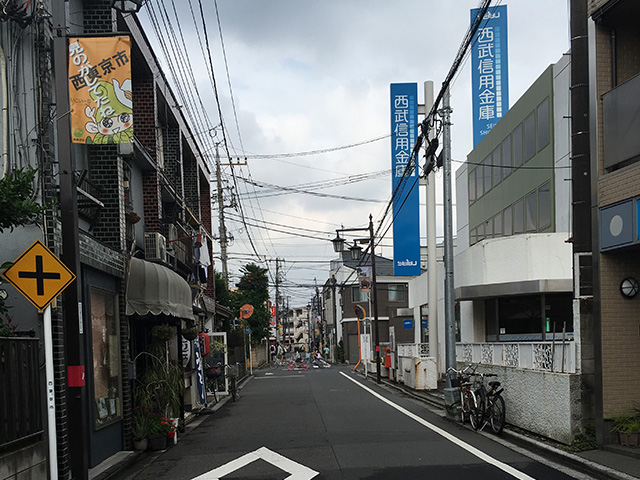 ⑨しばらくすると、右手に「西武信用金庫」の看板が見えてきます。そのまま直進します。